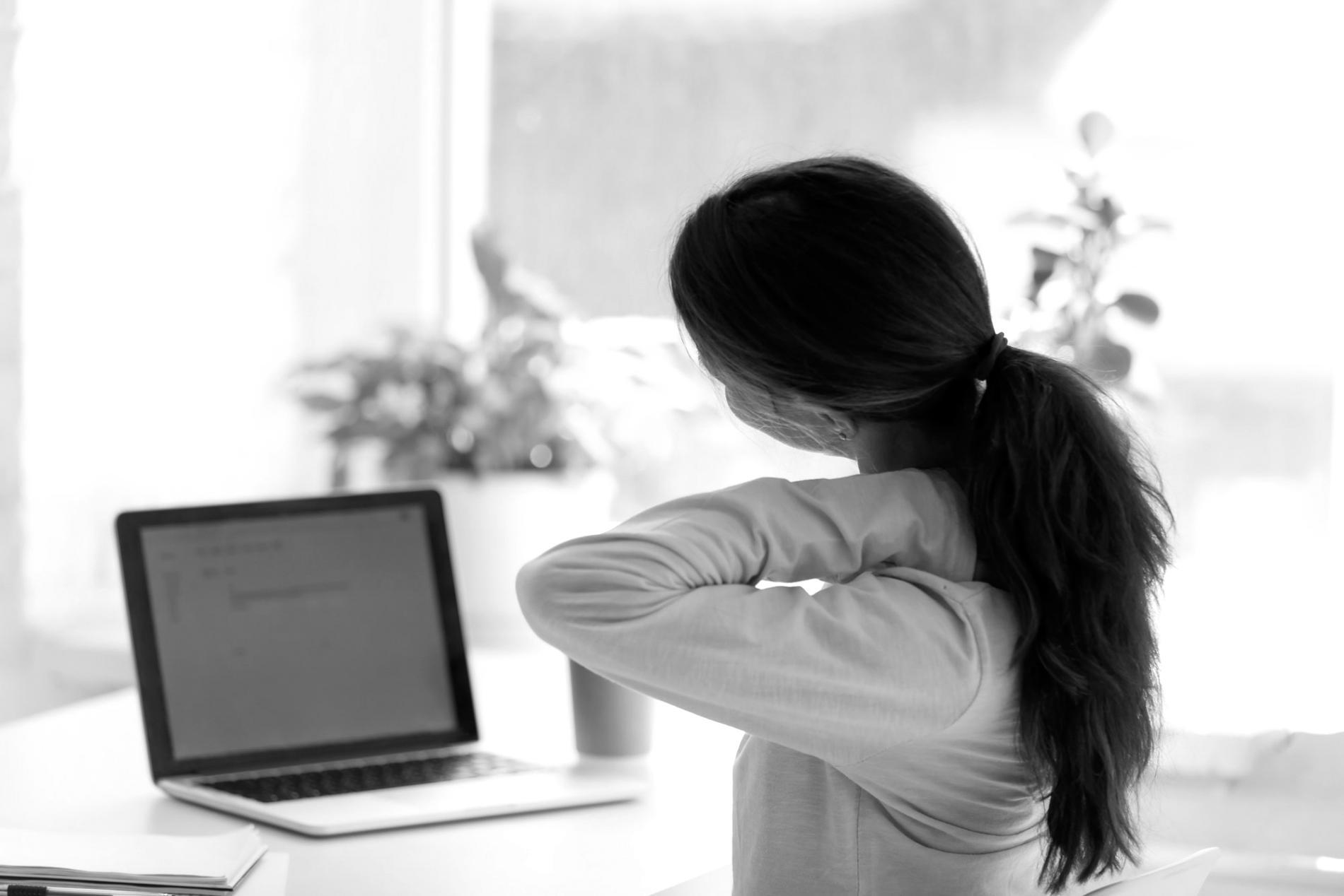 Équipe collaborative travaillant sur le développement de contenu éducatif